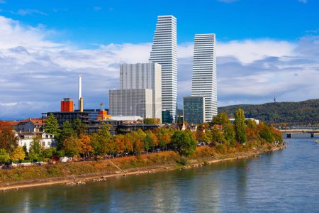 Téléchargez les photos : Bâle, Suisse immeubles de bureaux paysage urbain sur le Rhin en automne. - en image libre de droit