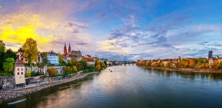 Téléchargez les photos : Bâle, Suisse sur le Rhin au crépuscule en automne. - en image libre de droit