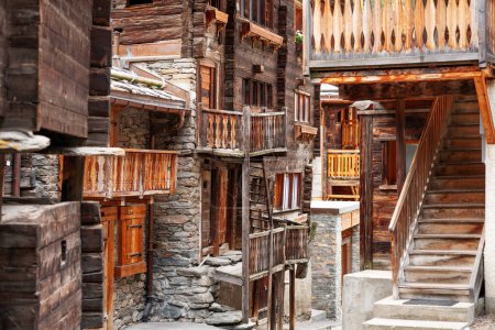 Téléchargez les photos : Zermatt, Suisse dans les rues historiques de la vieille ville sur Hinterdorfstrasse. - en image libre de droit