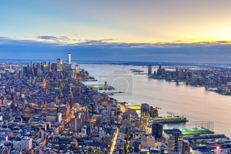 Téléchargez les photos : New York City, New York, États-Unis skyline form above at dusk. - en image libre de droit