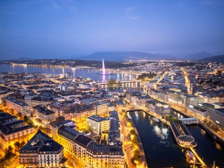 Téléchargez les photos : Genève, Suisse vue panoramique vers la fontaine Jet d'Eau du lac Léman au crépuscule. - en image libre de droit
