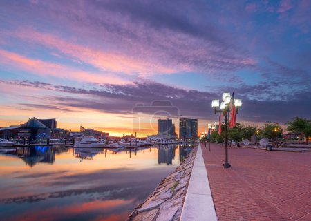 Baltimore, Maryland, USA am Inner Harbor im Morgengrauen.