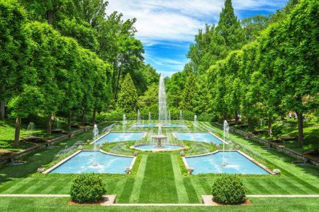 Téléchargez les photos : KENNETT SQUARE, PENNSYLVANIA, États-Unis - 10 JUIN 2016 : Jardins botaniques Longwood Gardens au jardin aquatique italien. - en image libre de droit
