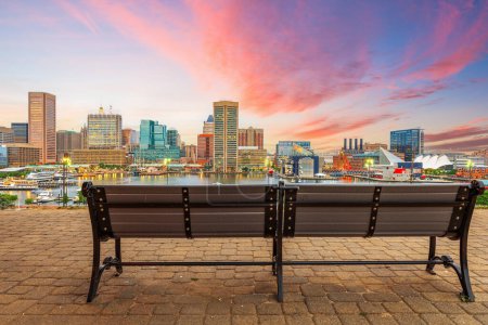 Téléchargez les photos : Baltimore, Maryland, États-Unis Skyline sur le port intérieur au crépuscule
. - en image libre de droit