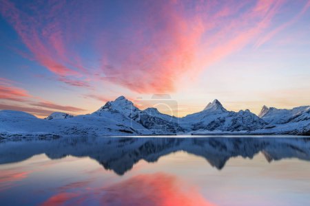 Foto de Lago Bachalpsee con Jungfrau, Eiger, y Monch Peaks con una nieve temprana. - Imagen libre de derechos