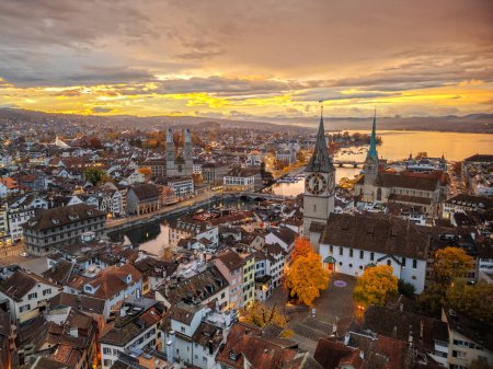 Téléchargez les photos : Zurich, Suisse skyline de la vieille ville sur la rivière Limmat par un matin d'automne. - en image libre de droit