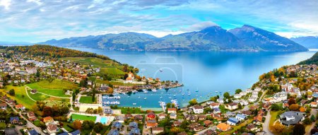 Téléchargez les photos : Spiez, Suisse sur le lac de Thoune en Oberland bernois au début de l'automne. - en image libre de droit