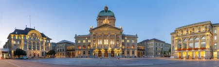 Bern, Schweiz mit dem Eidgenössischen Palast der Schweiz zur blauen Stunde. ("Curia Confoederationis Helveticae" bedeutet übersetzt "Das Parlamentsgebäude der Schweiz")
