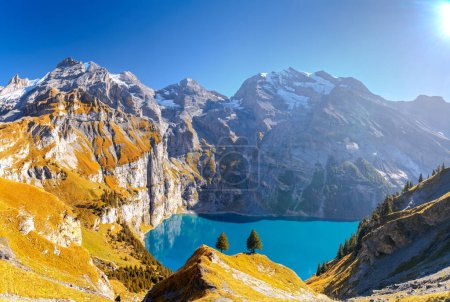 Téléchargez les photos : Lac Oeschinen au-dessus de Kandersteg, Suisse pendant la saison d'automne. - en image libre de droit