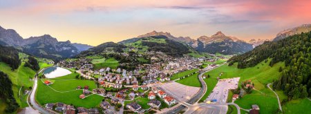 Téléchargez les photos : Engelberg, Suisse panorama paysage urbain dans les Alpes au crépuscule. - en image libre de droit
