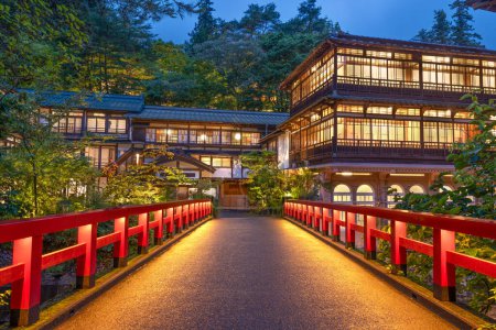 Shima Onsen, Gunma, Japan traditionelle Architektur in der Abenddämmerung.