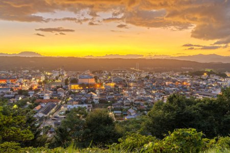 Téléchargez les photos : Chichibu, Saitama, Japon skyline de la ville au crépuscule. - en image libre de droit