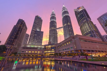 Téléchargez les photos : Kuala Lumpur, Malaisie district financier au crépuscule. - en image libre de droit