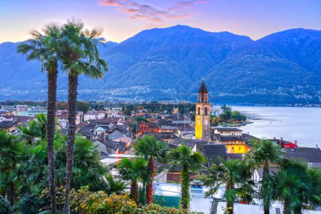 Téléchargez les photos : Ascona, Suisse paysage urbain sur les rives du lac Majeur à l'aube. - en image libre de droit
