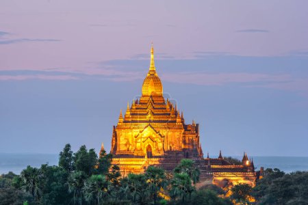 Téléchargez les photos : Temples de Bagan, Myanmar dans la zone archéologique au crépuscule
. - en image libre de droit