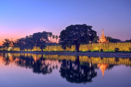 Téléchargez les photos : Mandalay, Myanmar au fossé du palais royal au crépuscule. - en image libre de droit