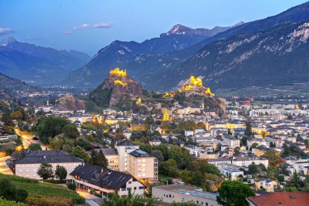 Foto de Sion, Suiza en el cantón del Valais a la hora azul. - Imagen libre de derechos