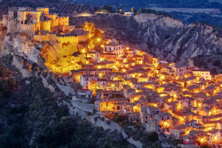 Téléchargez les photos : Rocca Imperiale, Italie ville perchée la nuit dans la région de Calabre. - en image libre de droit