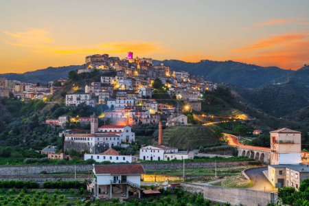 Foto de Corigliano Calabro, Italia paisaje urbano en la cima de una colina a la hora dorada. - Imagen libre de derechos