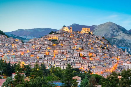 Foto de Morano Calabro, Italia ciudad alta en la provincia de Cosenza en la región de Calabria. - Imagen libre de derechos