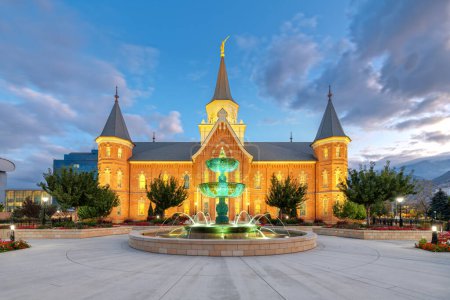 Téléchargez les photos : Provo, Utah, USA au Provo City Center Temple au crépuscule. - en image libre de droit