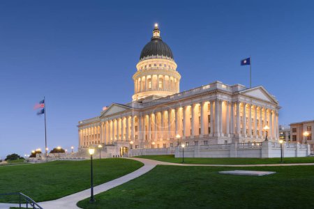 Téléchargez les photos : Salt Lake, Utah, États-Unis au Capitole de l'État de l'Utah à l'heure bleue. - en image libre de droit
