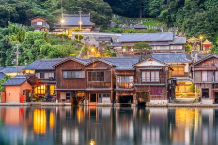 Kioto, Japón en Ine Bay casas históricas funaya al atardecer.