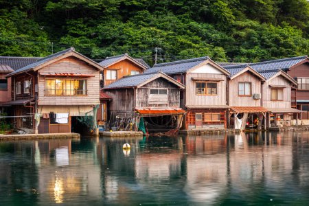 Kyoto, Japon à Ine Bay hangars à bateaux funaya historiques au crépuscule.