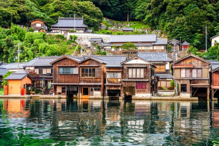 Kioto, Japón en Ine Bay casas históricas funaya al atardecer.