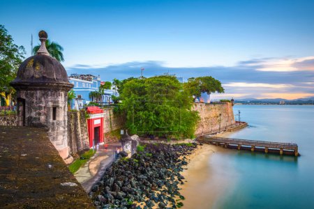 San Juan, Puerto Rico Costa Caribe a lo largo del Paseo de la Princesa al atardecer.