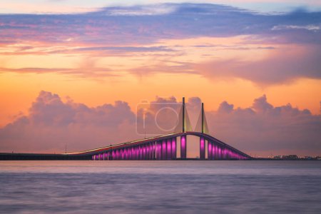 Sunshine Skyway Bridge enjambant le Lower Tampa Bay et reliant Terra Ceia à Saint-Pétersbourg, Floride, États-Unis. 