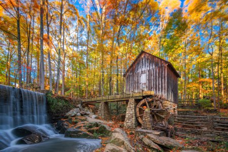Gristmill otoño rural en una cascada.