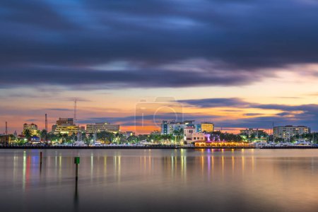 Bradenton, Florida, USA Stadtbild in der Innenstadt am Manatee River in der Abenddämmerung.