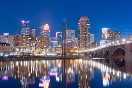 Minneapolis, Minnesota, USA Stadtsilhouette am Mississippi zur blauen Stunde.