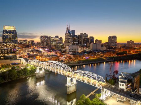 Nashville, Tennessee, USA skyline au-dessus de la rivière Cumberland à l'heure d'or.