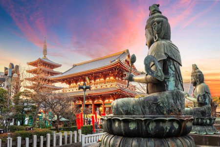 Templo Sensoji en Asakusa, Tokio, Japón al atardecer.