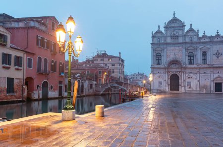 Canal típico veneciano en la plaza de los Santos Giovanni y Paolo, Venecia, Italia