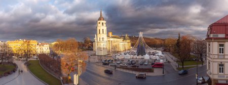 Weihnachtsbaum auf dem Domplatz und dem Glockenturm der Kathedrale, Vilnius, Litauen, Baltikum.
