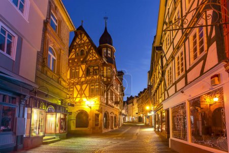 Nacht mittelalterliche Straße mit traditionellen Fachwerkhäusern, Marburg an der Lahn, Hessen, Deutschland