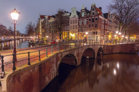 Amsterdam canal Keizersgracht con casas holandesas típicas y puente por la noche, Holanda, Países Bajos