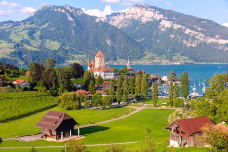 Panorama avec l'église Spiez et le château sur le lac Thun dans le canton suisse de Berne, Spiez, Suisse.