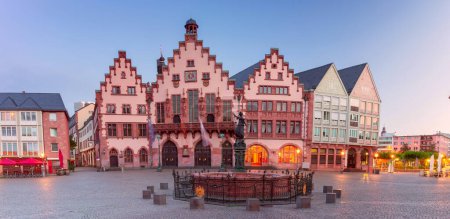 Plaza del Ayuntamiento medieval Romerberg en el casco antiguo de Fráncfort del Meno, Alemania