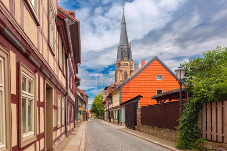 Mittelalterliche Straße mit Fachwerkhäusern in Wernigerode, Sachsen-Anhalt
