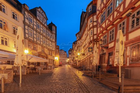 Noche calle medieval con casas tradicionales de entramado de madera, Marburg an der Lahn, Hesse, Alemania