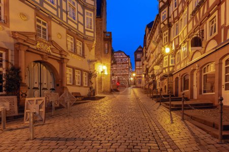Rue médiévale nocturne avec maisons à colombages traditionnelles, Marburg an der Lahn, Hesse, Allemagne