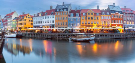 Panorama de Nyhavn avec façades colorées de vieilles maisons et navires dans la vieille ville de Copenhague, Danemark.