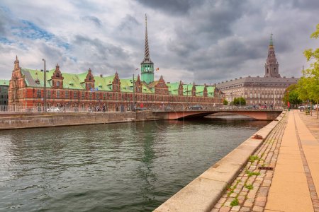 The Old Stock Exchange Boersen and Christiansborg Palace, Copenhague, Dinamarca