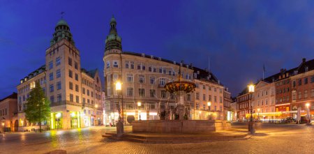 Der älteste Platz Gammeltorv oder Alter Markt mit Caritas-Brunnen bei Nacht, Kopenhagen, Dänemark