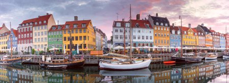 Panorama von Nyhavn mit bunten Fassaden alter Häuser und Schiffe in der Altstadt von Kopenhagen, Dänemark.
