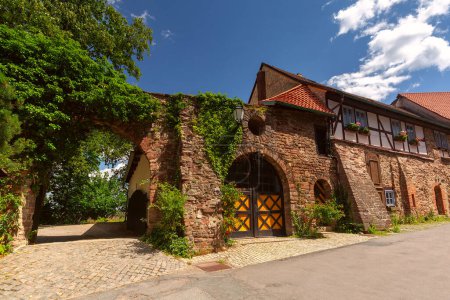 Antike Mauer des Wernigeröder Schlosses, malerisches Tor und Torbogen in Wernigerode
